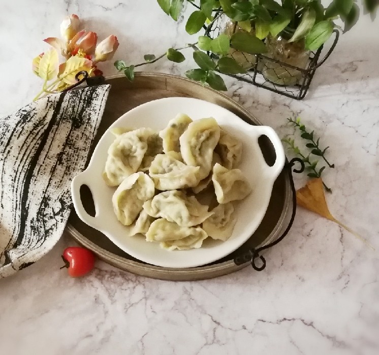 鸡肉韭菜饺子,开水下锅煮熟就可以了