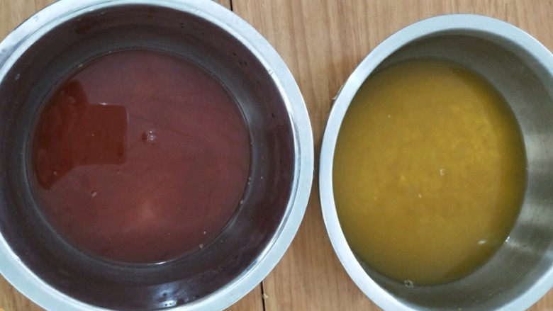 彩色三角粽,首先要准备好红色草和黄饭花,把它们洗干净后分别放到水里煮十分钟左右,捞出过滤。
