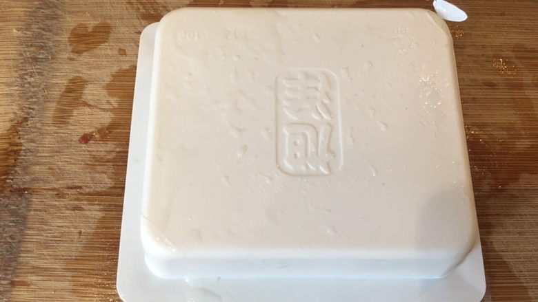 荠菜豆腐羹,撕掉封膜倒扣,敲一下盒子底部