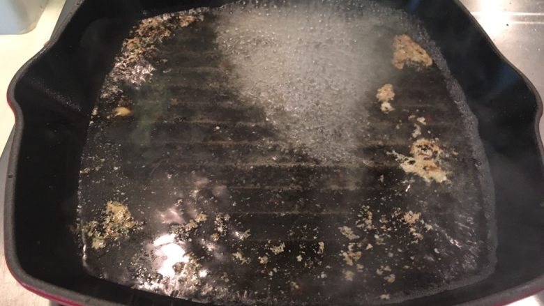 烤鲑鱼配四季豆,铸铁锅加水利用余温浸泡待凉后再洗会更省力!