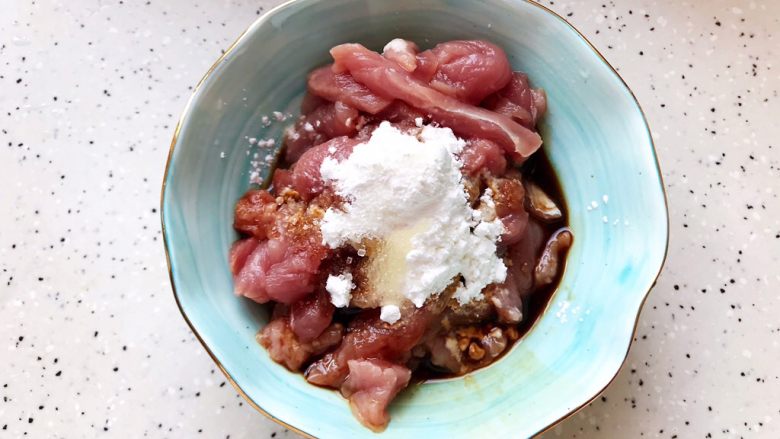 木耳肉丝炒木耳菜,<a style='color:red;display:inline-block;' href='/shicai/ 414'>猪肉</a>洗净之后切成丝,加少许生抽,料酒,一小勺淀粉,一丢丢细砂糖,几滴食用油