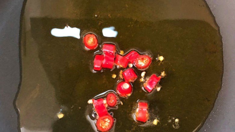 炒三丁,起锅烧油,倒入红辣椒爆香