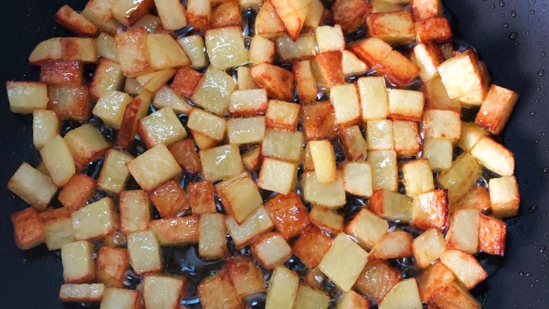 炒三丁,起锅烧油,倒入<a style='color:red;display:inline-block;' href='/shicai/ 23'>土豆</a>丁煎至两面金黄,捞出备用。