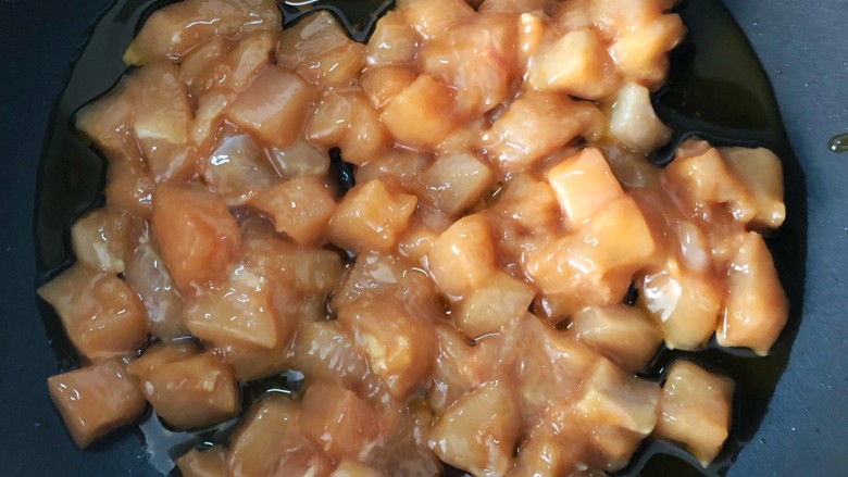 炒三丁,起锅烧油,倒入鸡肉丁炒至八分熟。