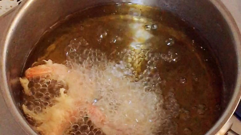 香酥虾,油锅烧4成热,一只一只放入腌制过的虾