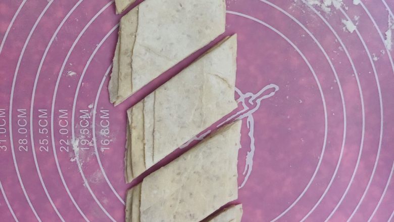 麻叶子,切成菱形状,类似芝麻的叶子