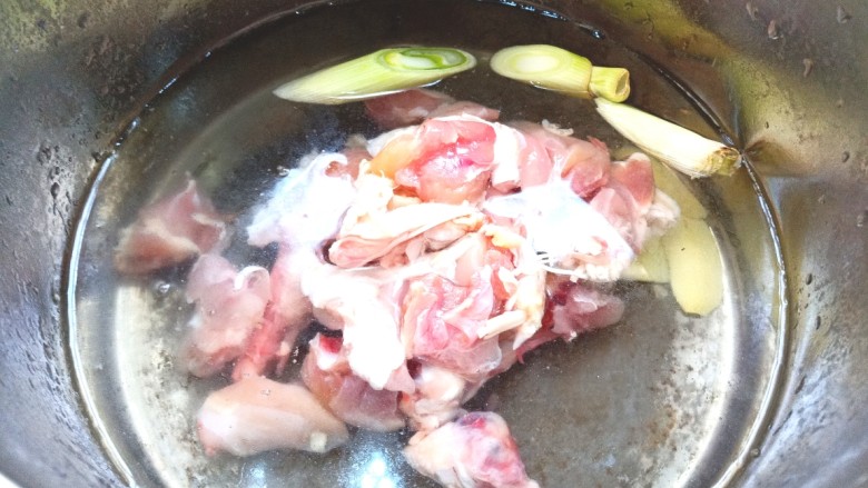 扁豆土豆炖鸡肉,放入凉水中,加入少许料酒,葱,姜,烧开焯水