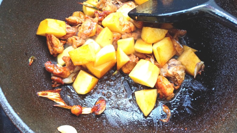 扁豆土豆炖鸡肉,下入土豆,翻炒均匀
