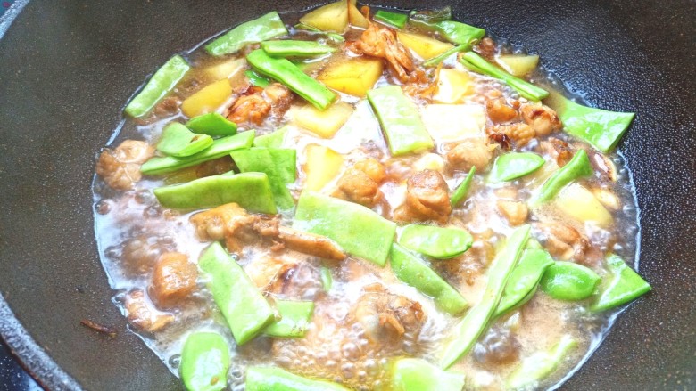 扁豆土豆炖鸡肉,加入适量的开始,盖好盖子,炖20分钟
