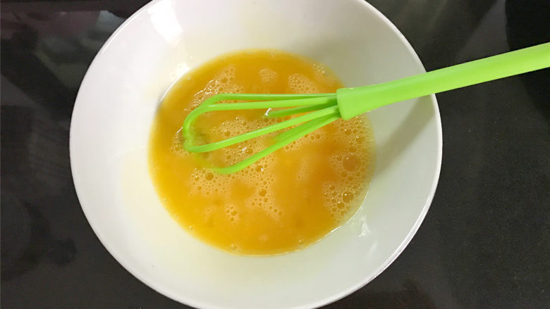 番茄鸡蛋拌面,2个鸡蛋打入碗中,加入少许料酒和一小撮盐,搅打均匀。