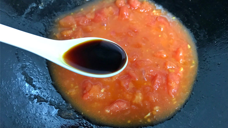 番茄鸡蛋拌面,翻炒至番茄起沙,加入1勺<a style='color:red;display:inline-block;' href='/shicai/ 788'>生抽</a>翻炒均匀。