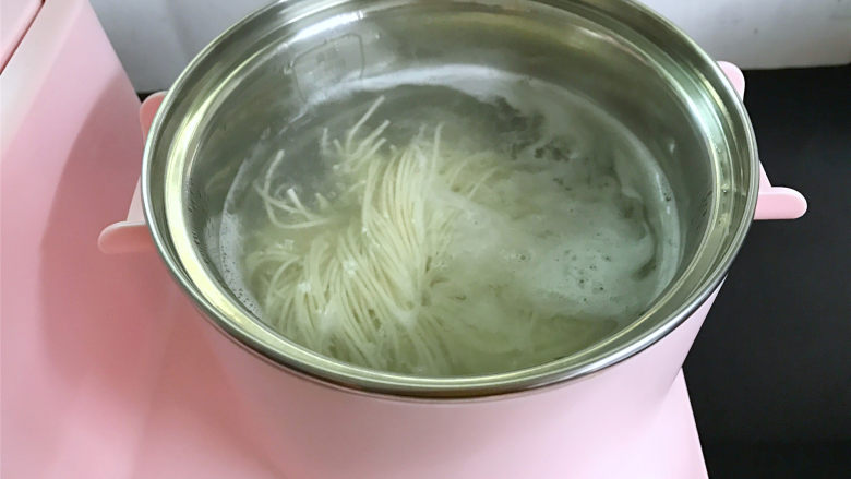 番茄鸡蛋拌面,锅中倒入适量水,煮开后把面条放入锅中,煮至没有白芯。