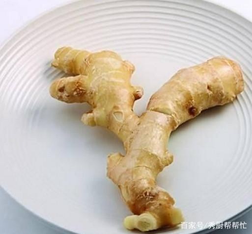 茴香饺子,准备生<a style='color:red;display:inline-block;' href='/shicai/ 37'>姜</a>,将其切碎,适量即可。