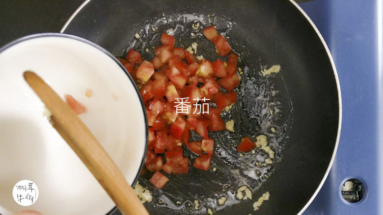 视频|茄汁松茸鸡胸肉|牛佤松茸食谱,热锅下油,爆香蒜,放入番茄,加入适量清水熬煮。