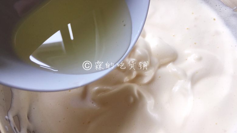 蜜红豆小米蒸蛋糕,<a style='color:red;display:inline-block;' href='/shicai/ 140122'>玉米油</a>,此时先不要拌。