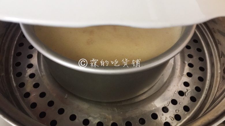 蜜红豆小米蒸蛋糕,冷水上锅,在模具上扣一个盘子以防水蒸气滴入,然后中大火蒸30分钟,再焖5分钟后开盖出锅,倒扣晾凉后脱模。