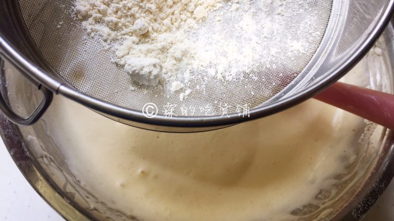蜜红豆小米蒸蛋糕,剩下的蛋糕粉分两次筛入,每次都要等完全翻版均匀了,再筛入下一次。
