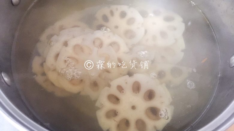 荷塘月色—时蔬小炒,根据不同食材,汆烫时间灵活变化,捞出后沥干水分。