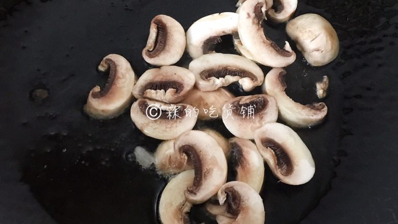 荷塘月色—时蔬小炒,起油锅,先煸蘑菇片。