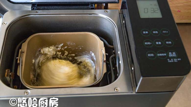 蒸面包,启动面包机的和面程序,一个程序默认30分钟。30分钟后放入泡软并沥掉水分的葡萄干继续揉面2分钟走油,看到葡萄干被面团包容即可停止,不可久揉,也可以取出面团手揉葡萄干进去。