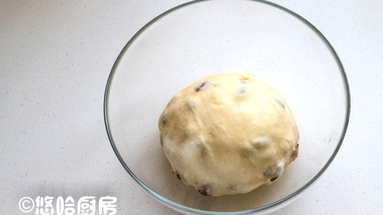 蒸面包,揉匀的面团放入容器中,盖保鲜膜室温下进行发酵。