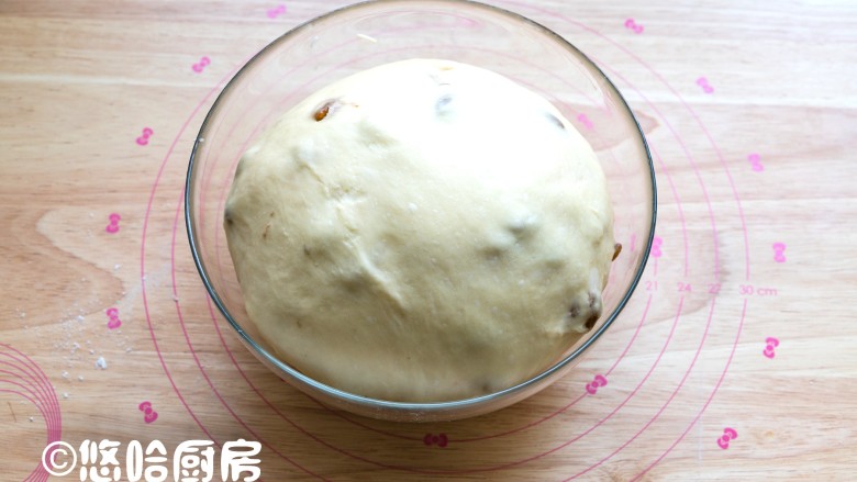 蒸面包,发酵到位的面团已膨胀至2倍大,现在温度高,发酵很快,一个小时左右。
