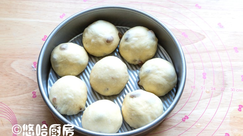 蒸面包,面团平均分割成8份,滚圆后放入模具中,继续在室温下进行二次发酵。发酵的面团注意盖保鲜膜保湿。