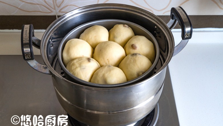 蒸面包,二发大约一个小时发酵到位,发酵到基本满模具。模具放入已烧开水的锅中,中大火开始蒸,时间30分钟左右。
