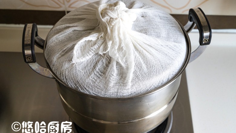 蒸面包,如果有竹笼屉的,最好用竹笼屉,目的是避免水滴落在面团上。没有的话,就用一块纱布包住锅盖,在锅盖外面打好结。