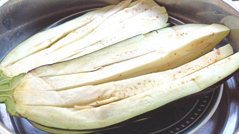 凉拌茄子,装盘,上锅蒸15分钟