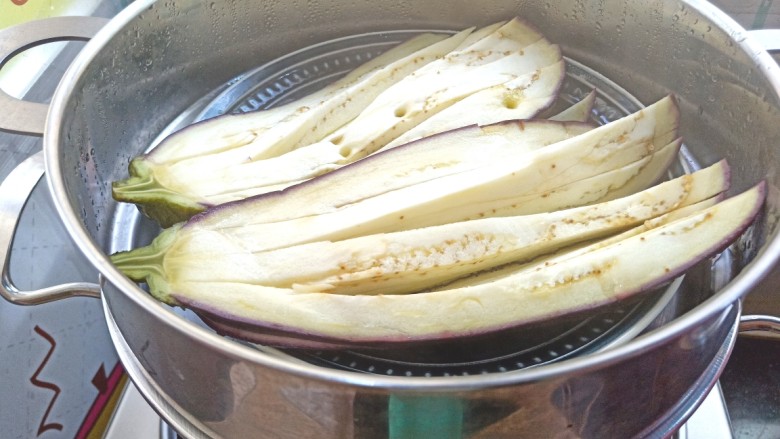 凉拌茄子,茄子蒸好关火,放凉