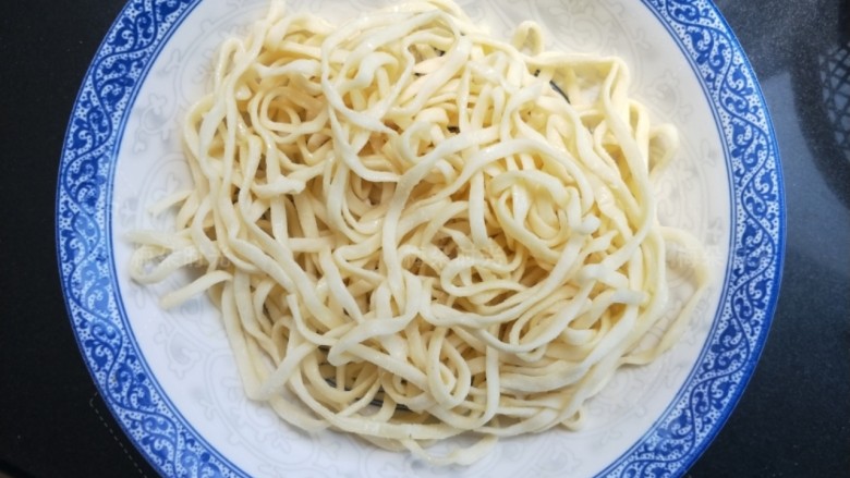豆角焖面,面条用少量油拌一拌,待用。