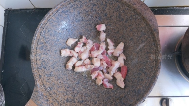 豆角焖面,炒锅内倒少许油,把五花肉倒进去煸炒