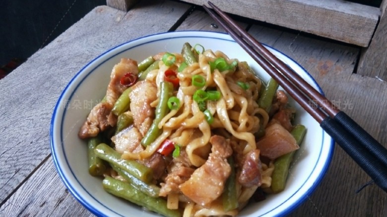 豆角焖面,盛盘,食用,