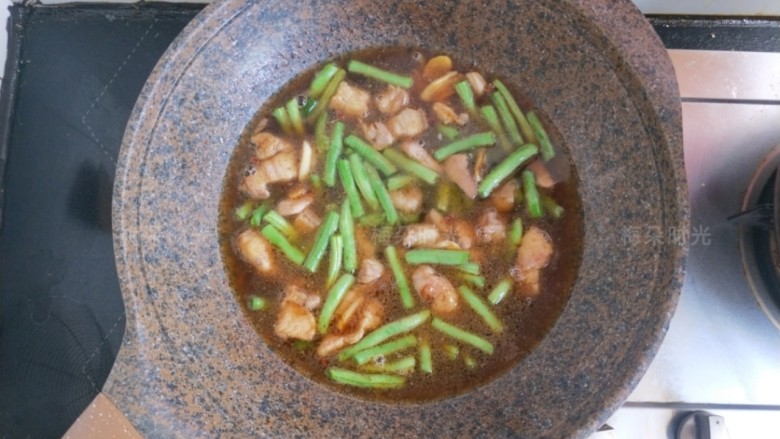豆角焖面,加水,淹没蔬菜,盖盖子焖煮十分钟。