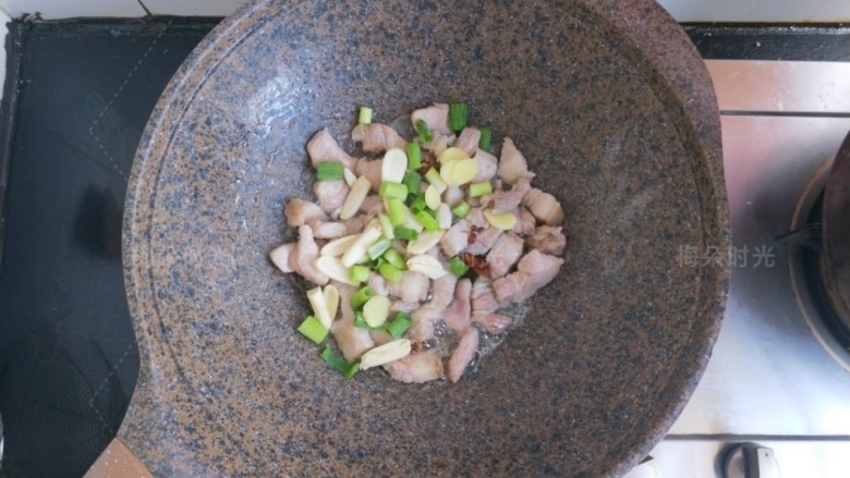 豆角焖面,把葱姜蒜倒进去,再加一粒八角,几粒花椒,干辣椒少许。炒出葱香味。