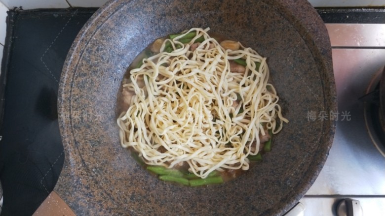 豆角焖面,把面铺在蔬菜表面。