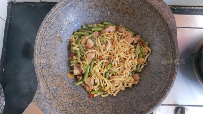 豆角焖面,加少许醋,鸡精,翻拌均匀。即可出锅。