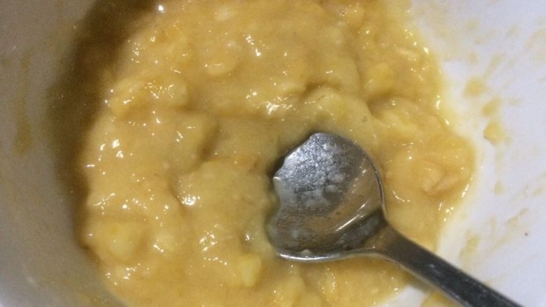 减肥香蕉燕麦棒,用勺子压成泥备用;