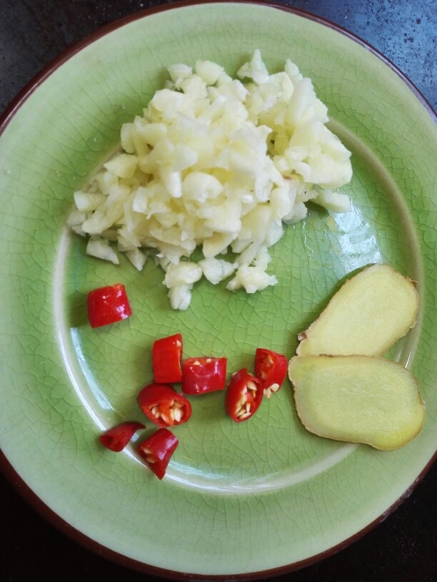 蒜泥小龙虾,大蒜头切成蒜泥,<a style='color:red;display:inline-block;' href='/shicai/ 2800'>生姜</a>切片,小米辣切成小块即可