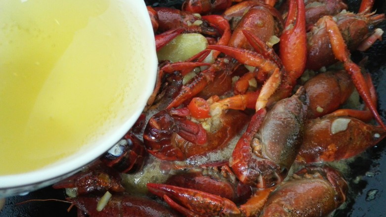 蒜泥小龙虾,加入一碗<a style='color:red;display:inline-block;' href='/shicai/ 897'>啤酒</a>代替水,这样龙虾会更好吃