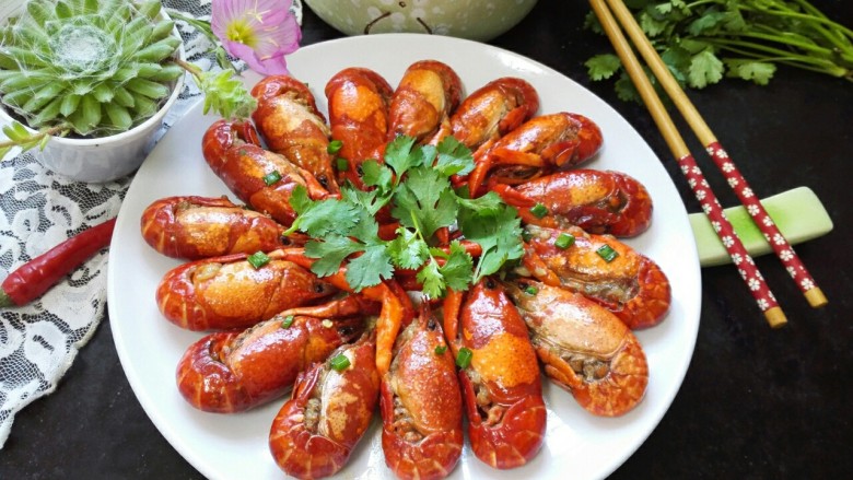 蒜泥小龙虾,装盘拍上成品图,一道美味的蒜泥小龙虾就完成了,自己做的干净又美味哦。