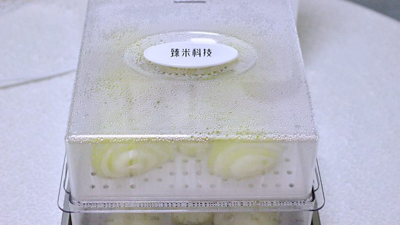 双色菠菜花样馒头,叮当响起,时间到了,馒头蒸好咯,先别着急打开盖,焖上2分钟后。