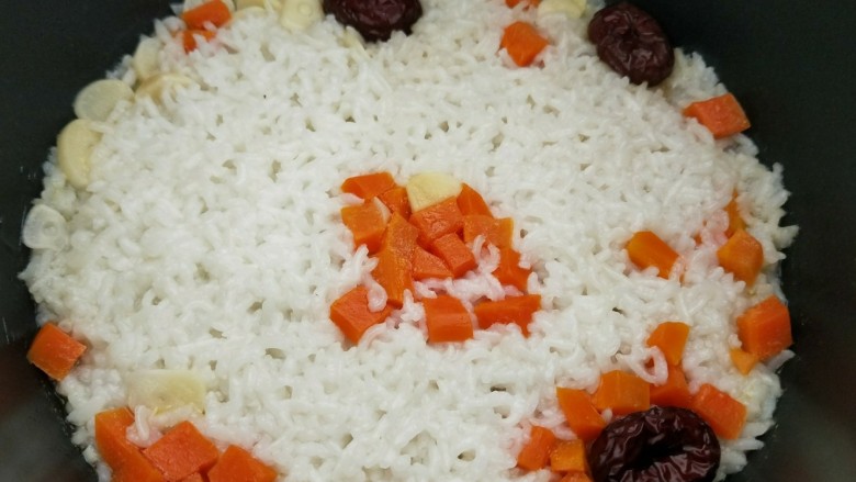 红枣蒜头焖饭,压力锅盖上盖子,现选择煮米饭功能,11分钟后蒜头焖饭就煮好了。