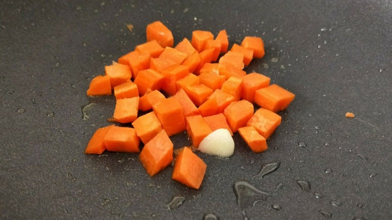 红枣蒜头焖饭,锅里不用再加油,直接倒入胡萝卜块,小火煎个二三十秒钟。