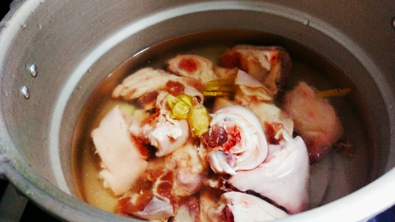 黄豆烧猪蹄,放入高压锅,加入<a style='color:red;display:inline-block;' href='/shicai/ 37'>姜</a>片,大火烧15分钟