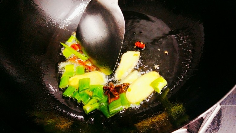 黄豆烧猪蹄,锅中倒油,油热后加入姜片,<a style='color:red;display:inline-block;' href='/shicai/ 3250'>葱</a>花,花椒,八角爆香