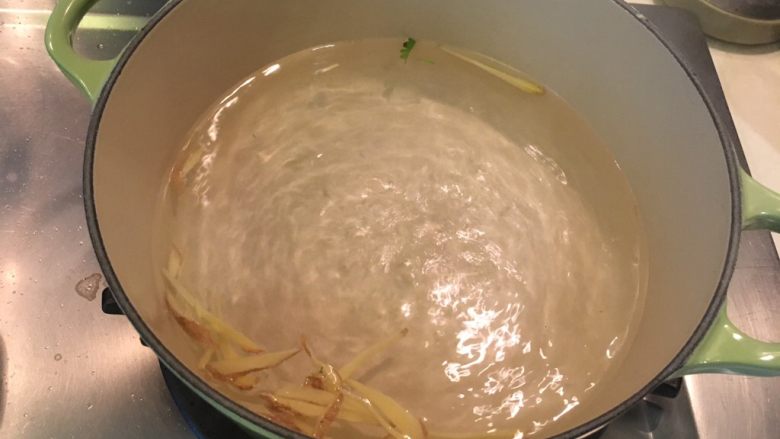 荠菜馄饨两吃,起汤锅,先丢姜丝