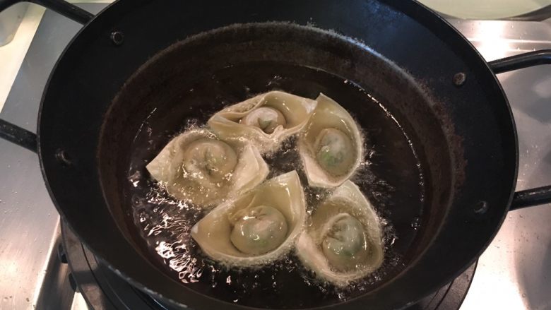 荠菜馄饨两吃,下油锅!慢火炸到金黄酥脆即可
