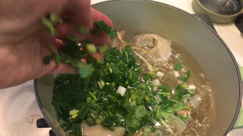 荠菜馄饨两吃,加葱花、香菜末!完成!